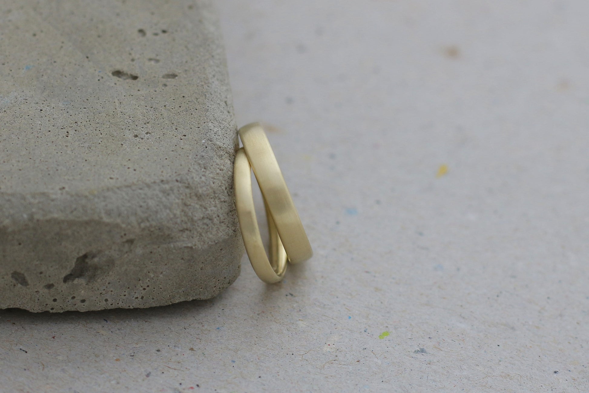 Schlichte Fairtrade Eheringe aus Gelbgold