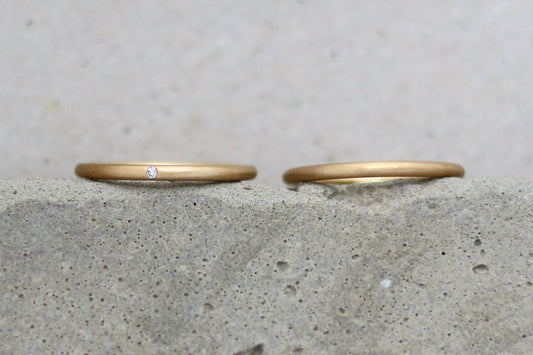 Runde schmale Eheringe aus nachhaltigem Gold mit Brillant