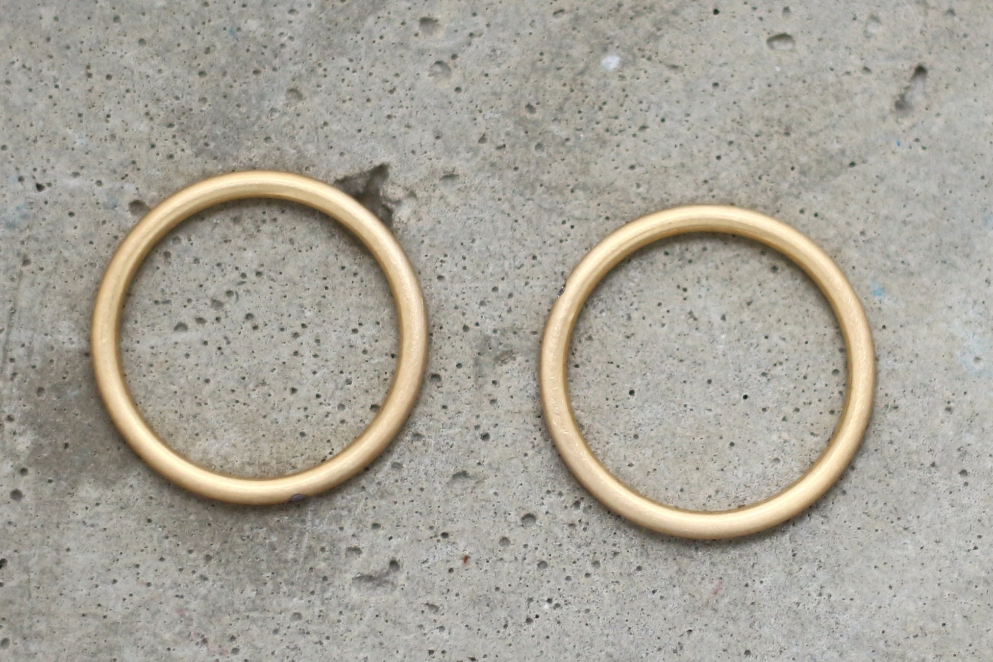Runde schmale Eheringe aus nachhaltigem Gold mit Brillant
