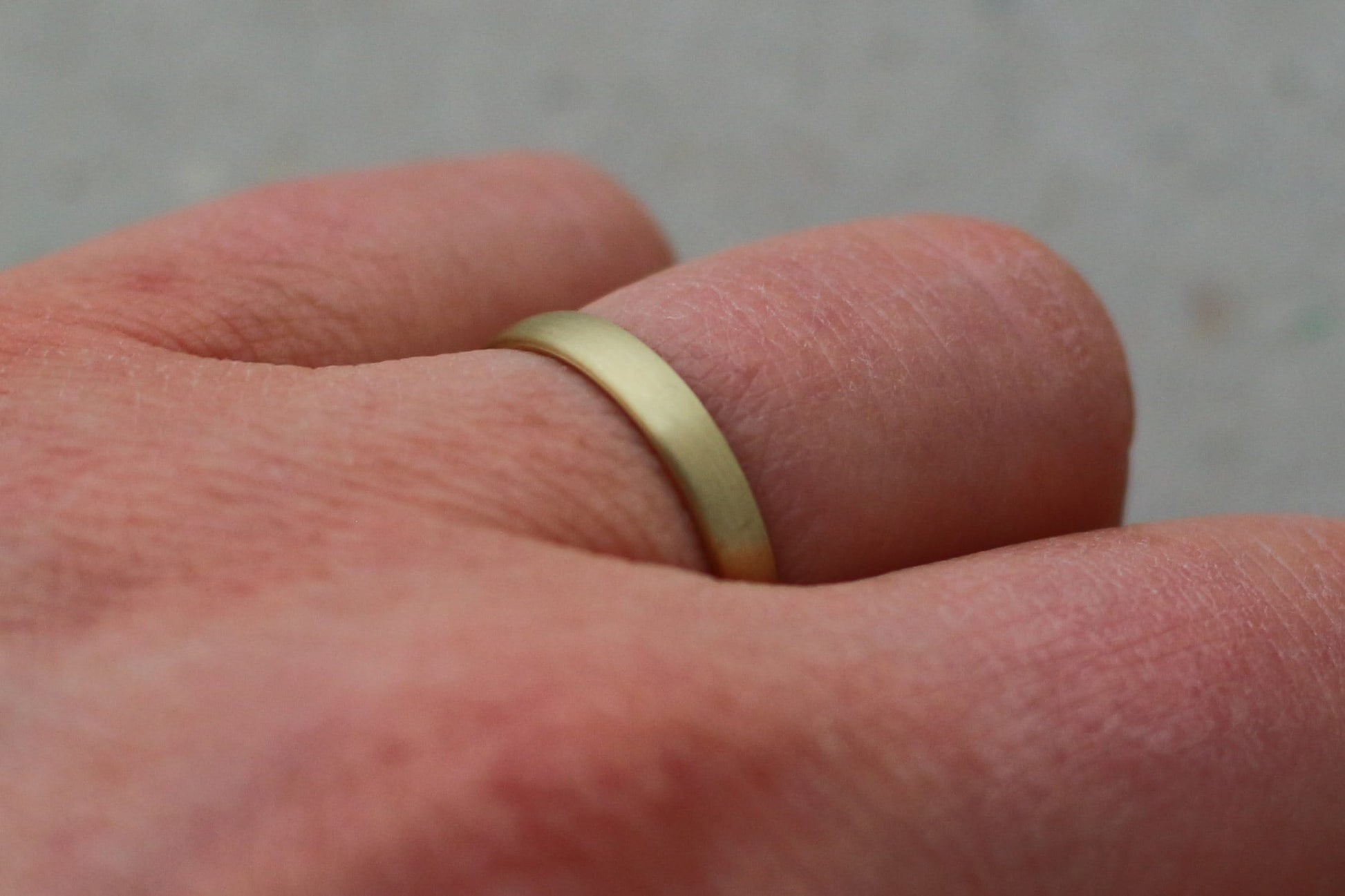 Schlichte matte Eheringe vom Goldschmied aus Fairtrade Gold