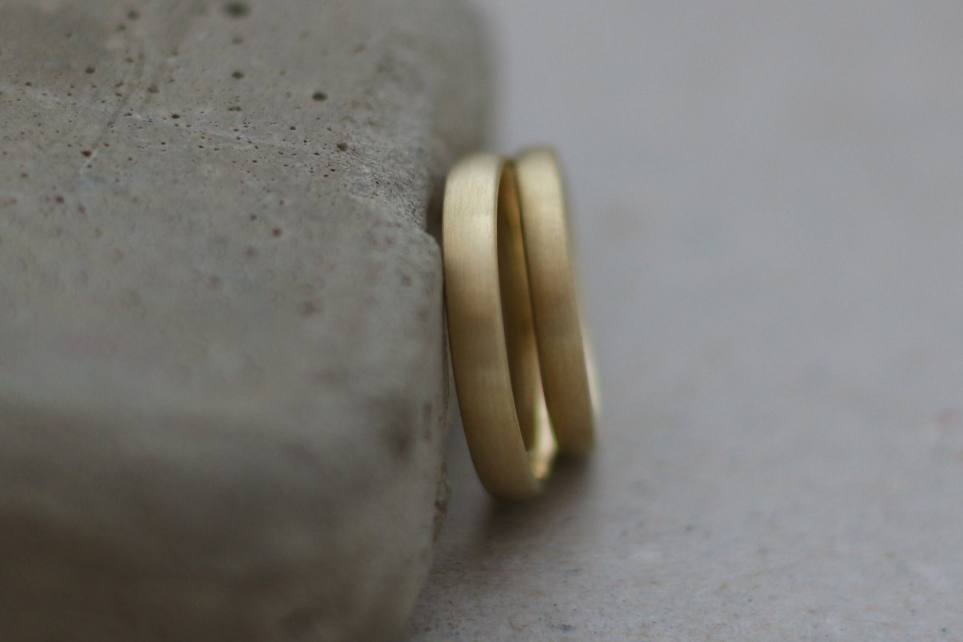 Schlichte matte Eheringe vom Goldschmied aus Fairtrade Gold