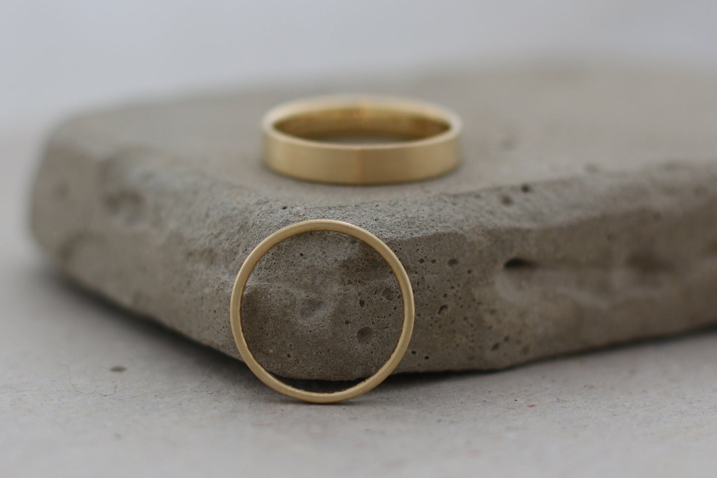 Gerade kantige Eheringe aus Gelbgold