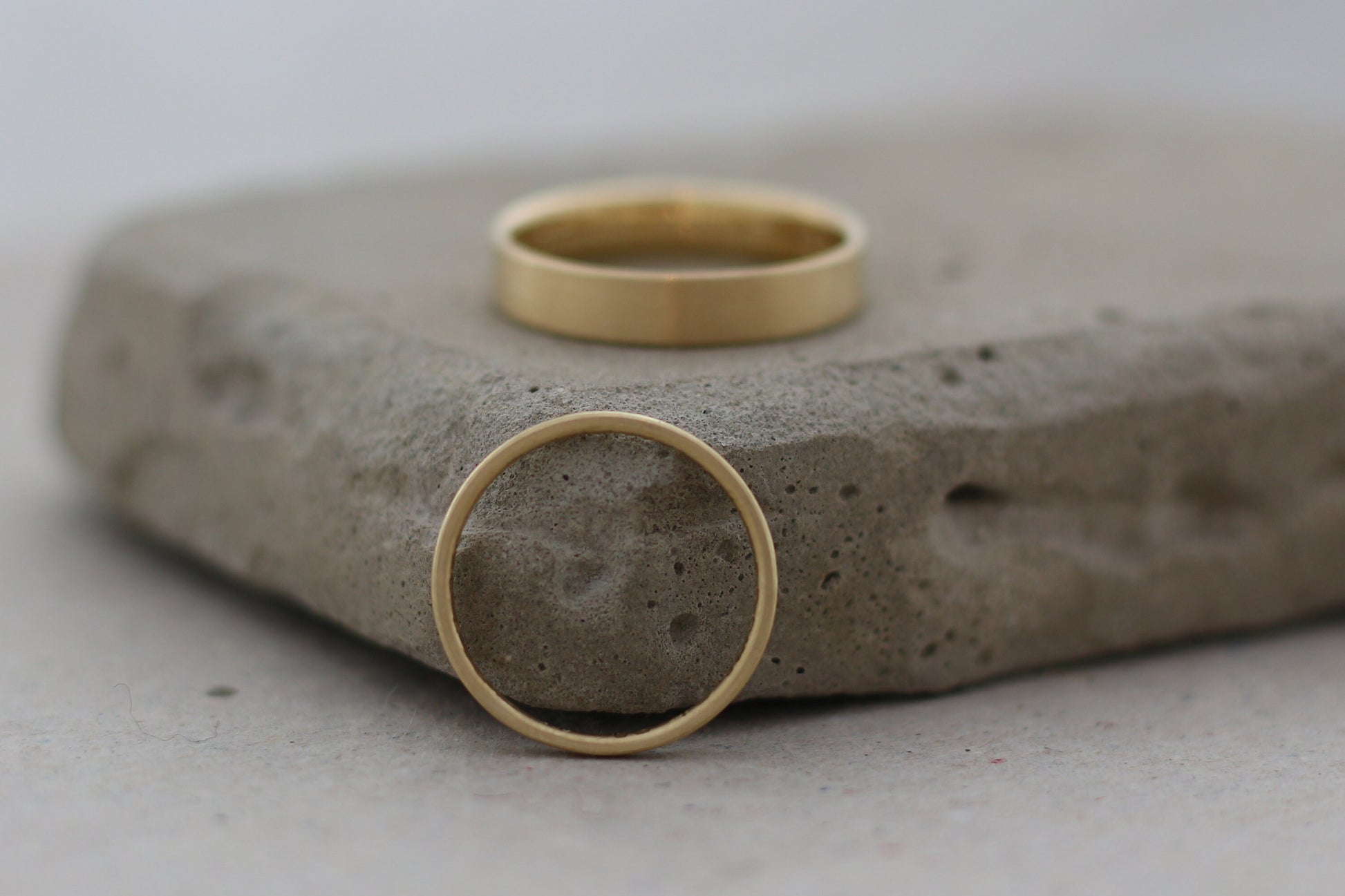Gerade kantige Eheringe aus Gelbgold