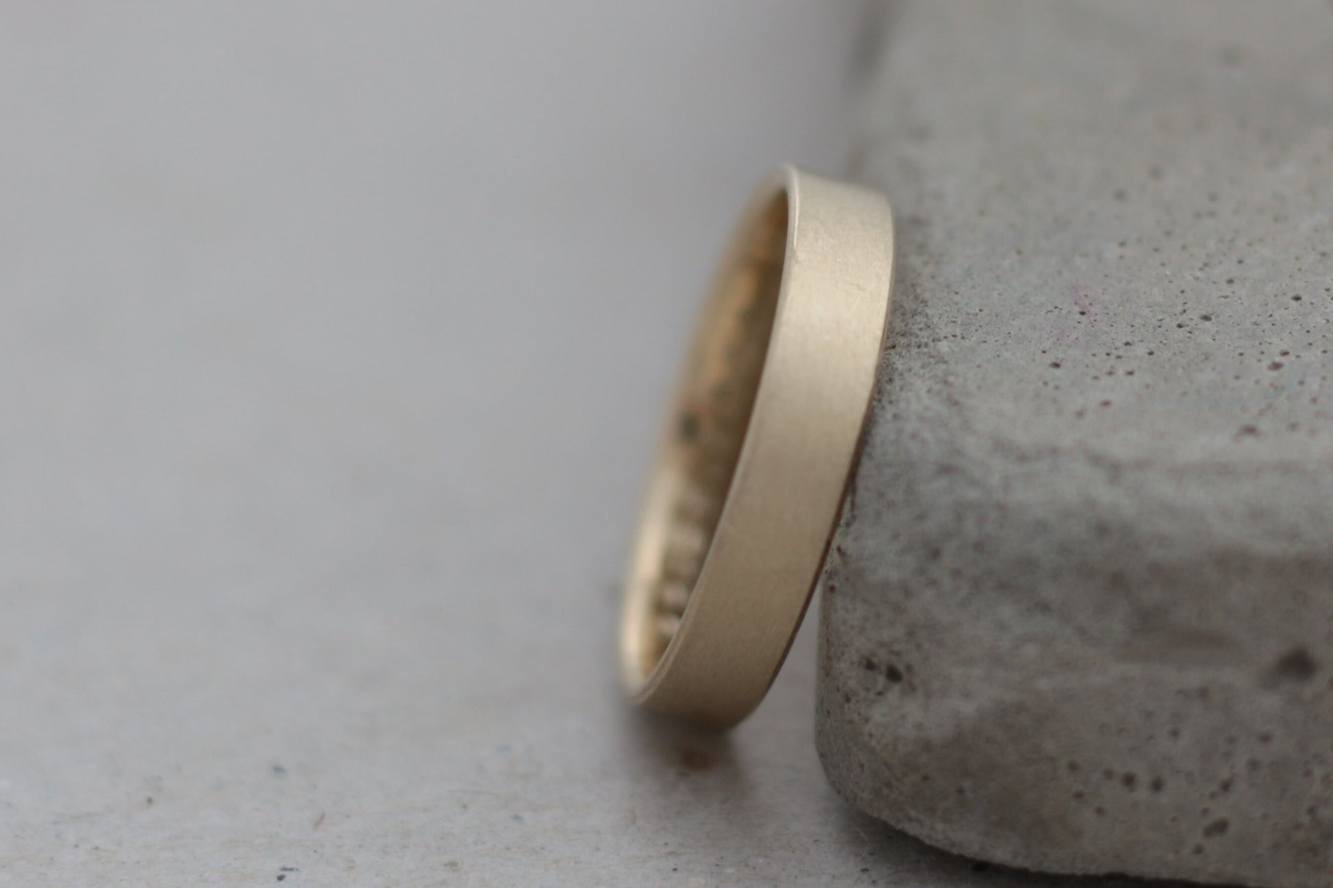 Gerade kantige Eheringe aus Gelbgold