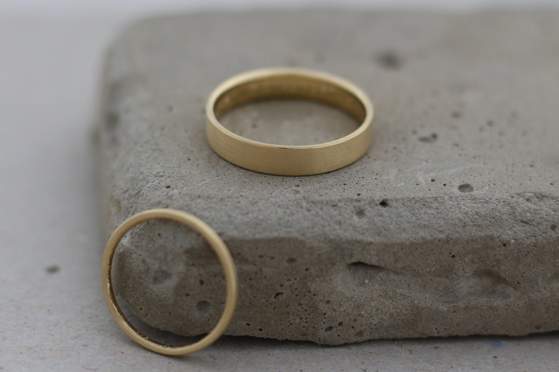 Gerade kantige Eheringe aus Gelbgold