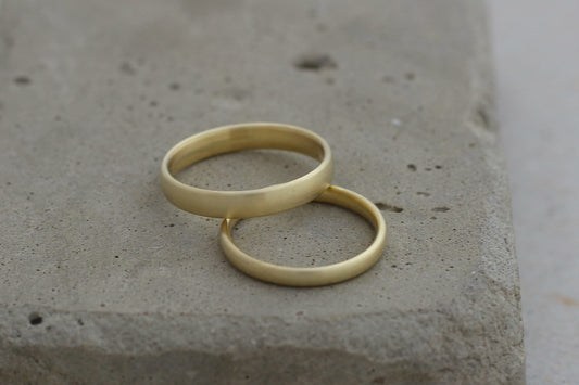 Schlichte Fairtrade Eheringe aus Gelbgold