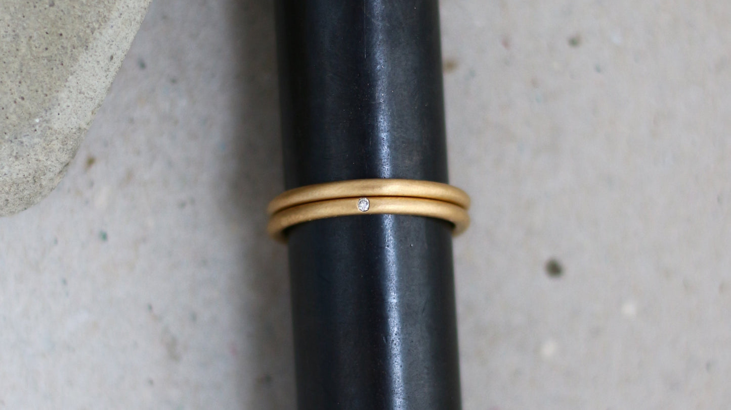 Runde schmale Eheringe aus nachhaltigem Gold mit Brillant