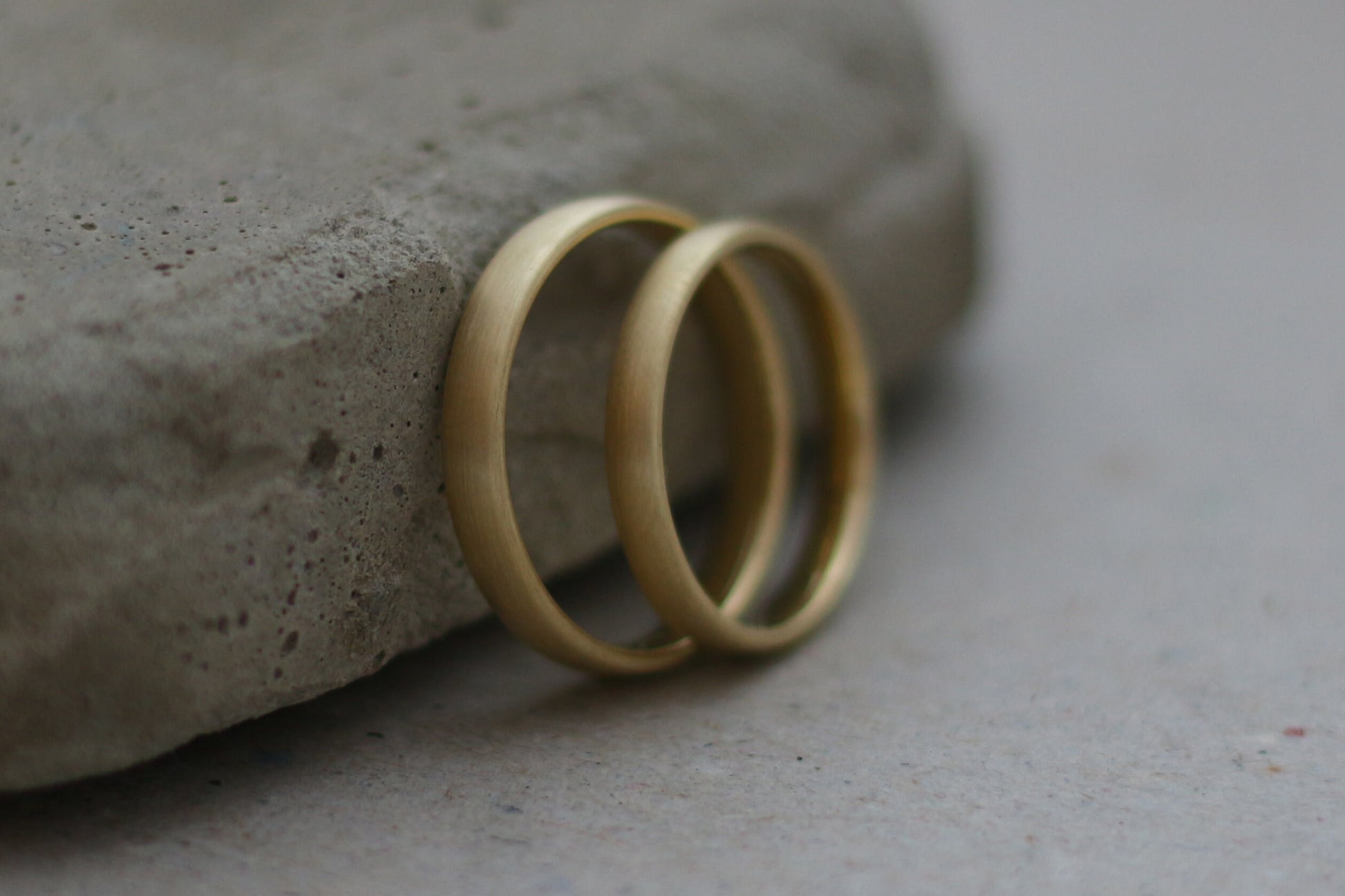 Schlichte matte Eheringe vom Goldschmied aus Fairtrade Gold