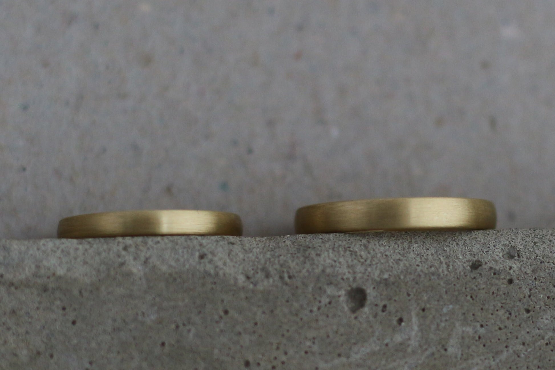 Schlichte matte Eheringe vom Goldschmied aus Fairtrade Gold