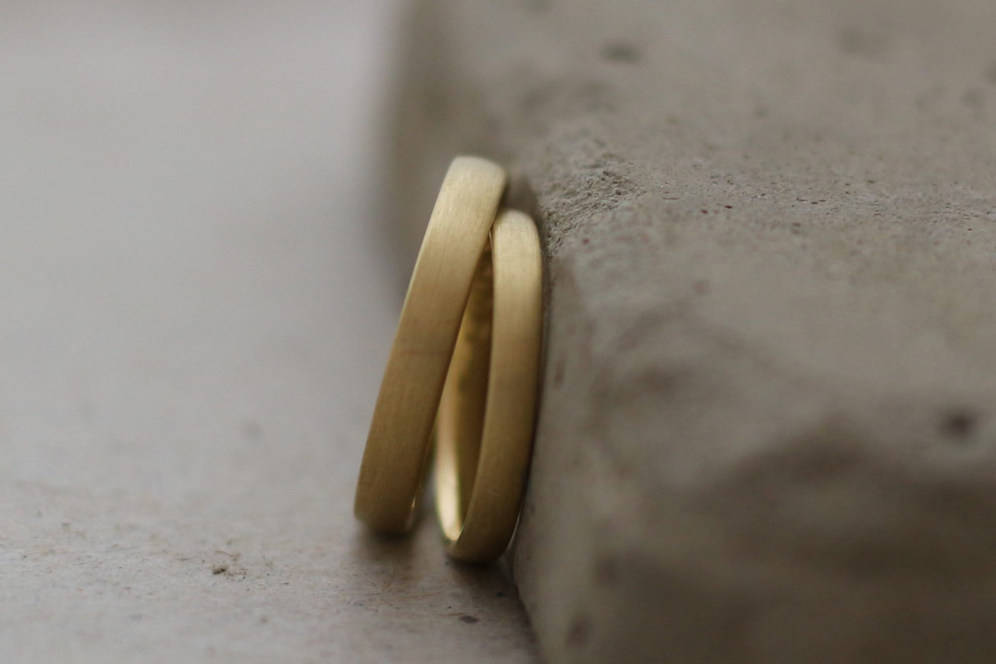 Schlichte matte Eheringe vom Goldschmied aus Fairtrade Gold