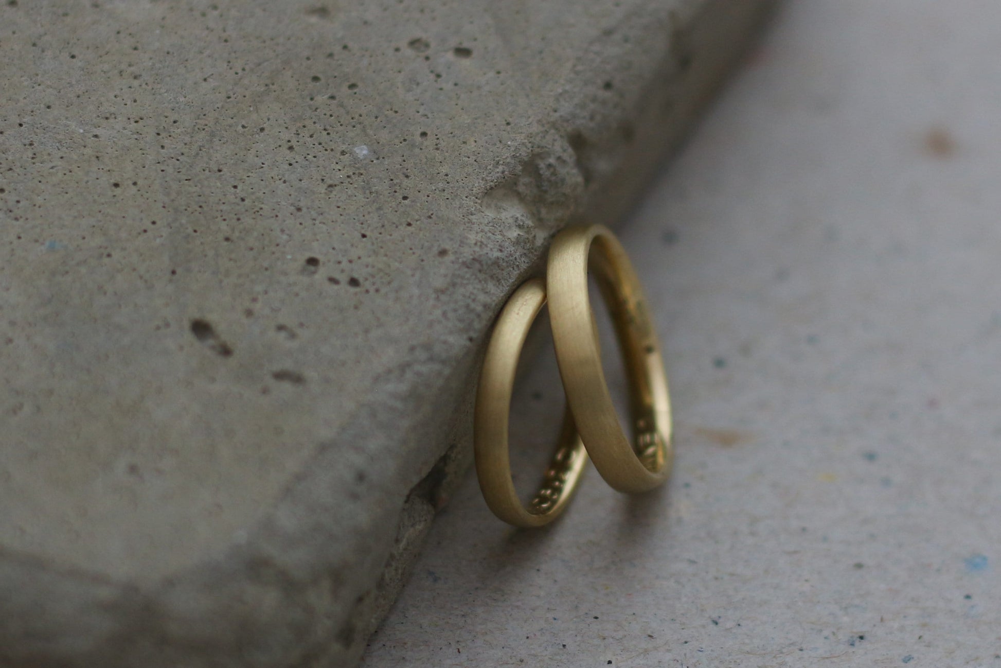 Schlichte matte Eheringe vom Goldschmied aus Fairtrade Gold