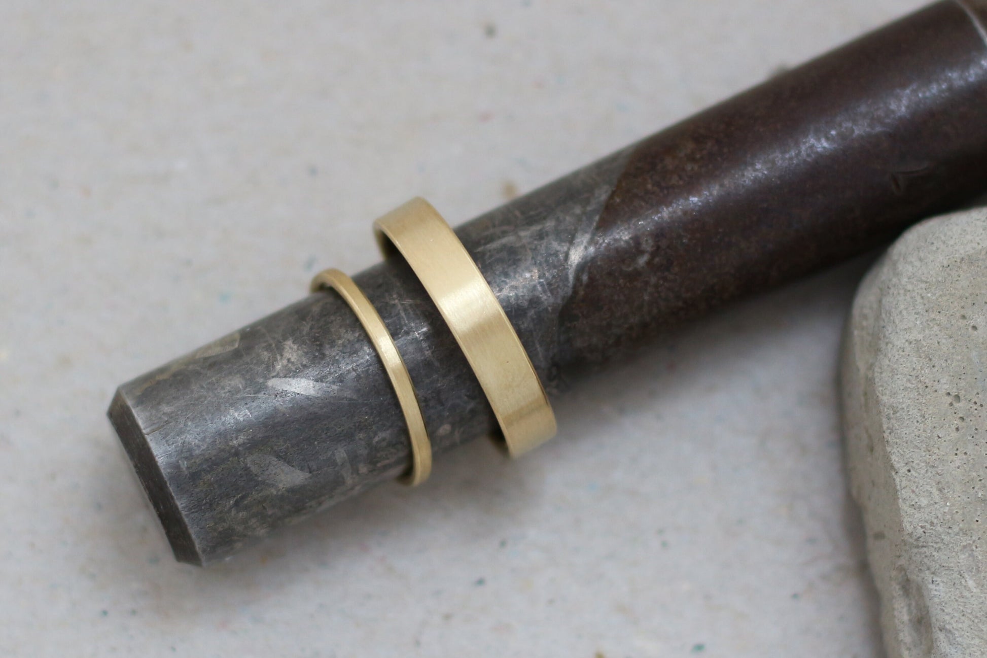 Gerade kantige Eheringe aus Gelbgold
