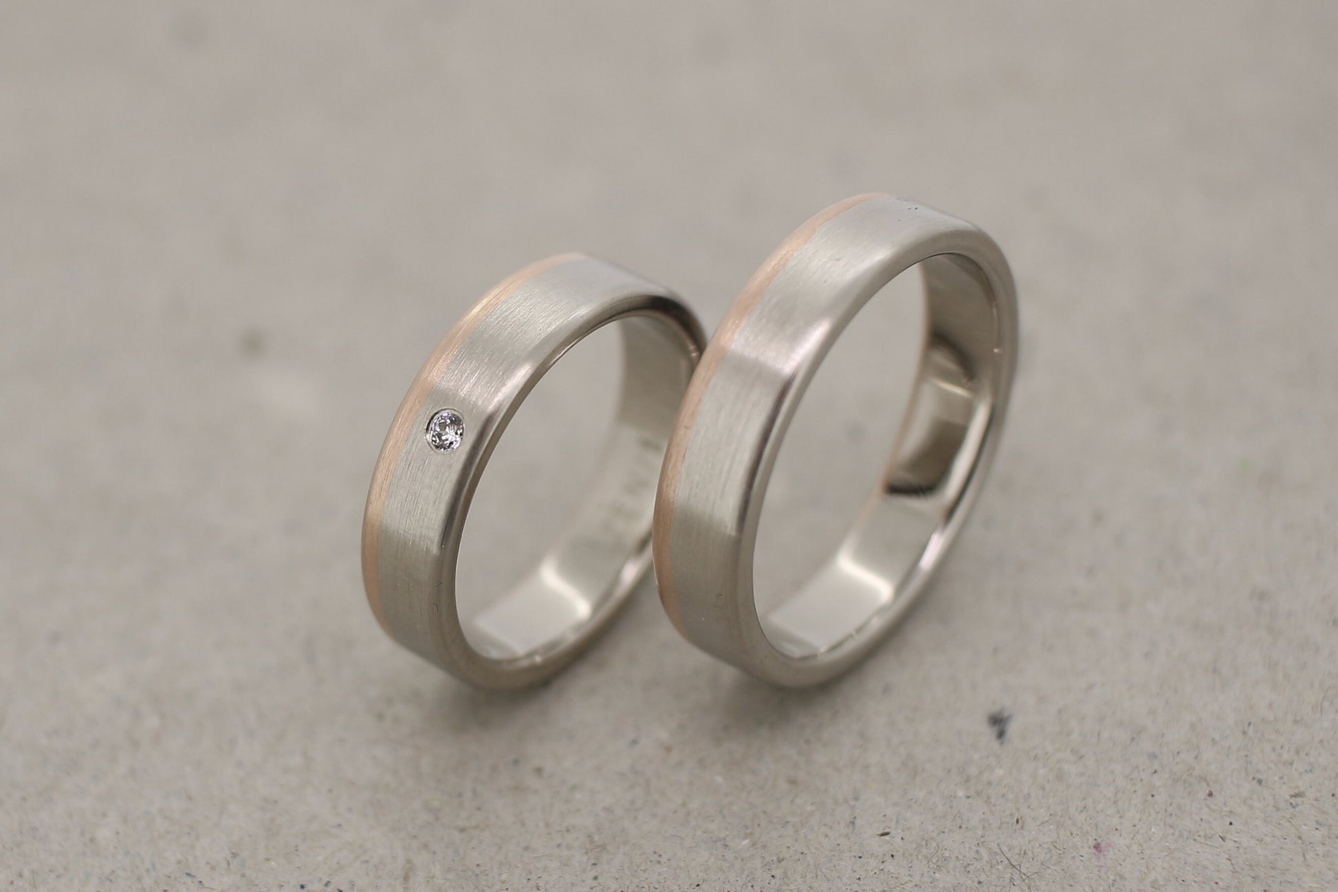 schlichte Eheringe, gerade kantig Weißgold und Rosegold mit Brillant