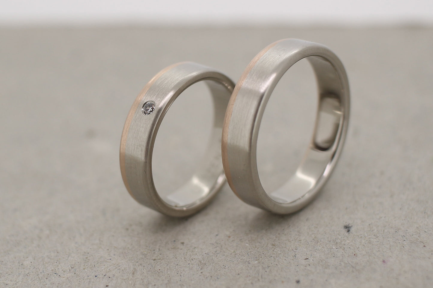 schlichte Eheringe, gerade kantig Weißgold und Rosegold mit Brillant