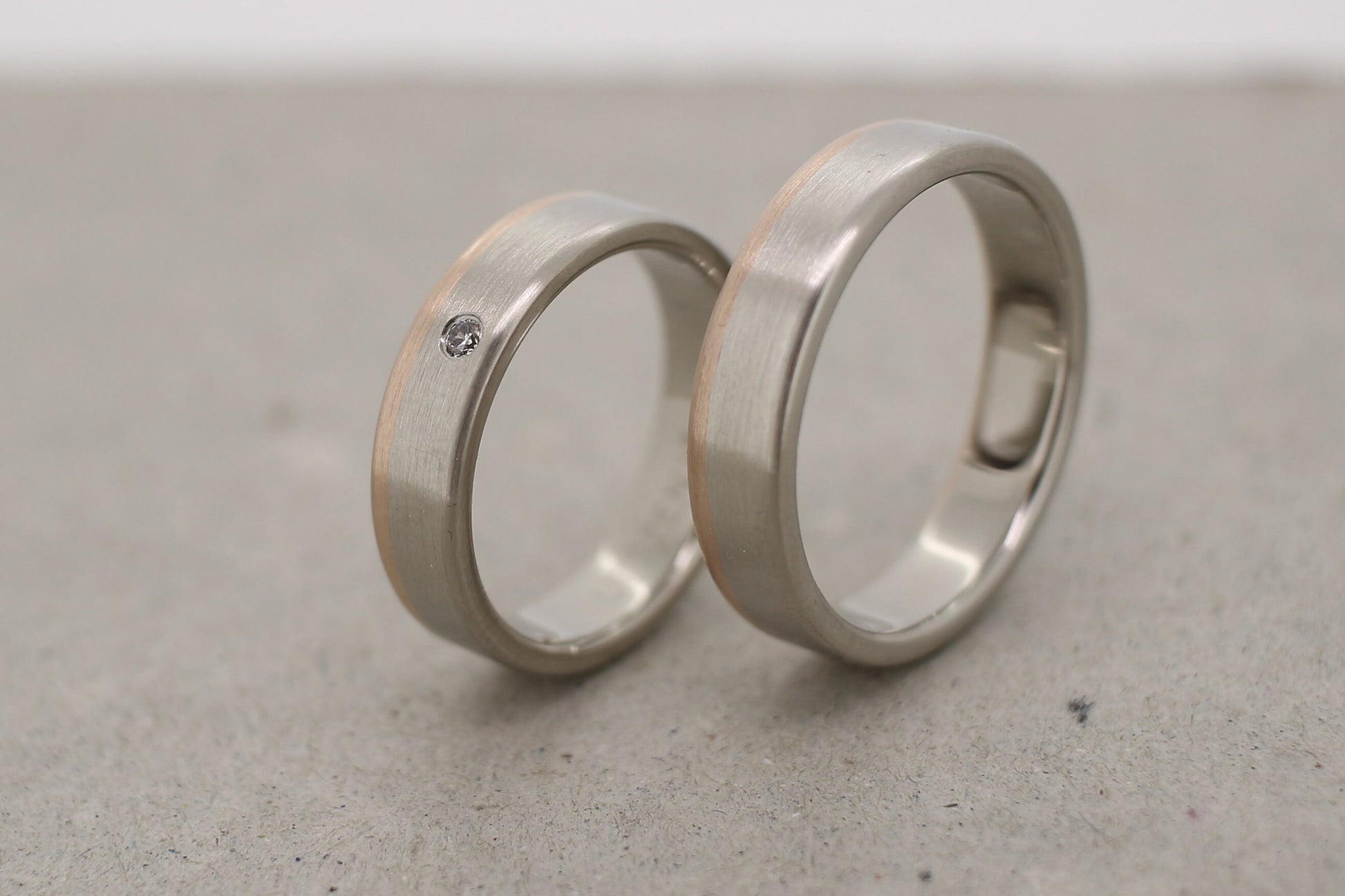 schlichte Eheringe, gerade kantig Weißgold und Rosegold mit Brillant