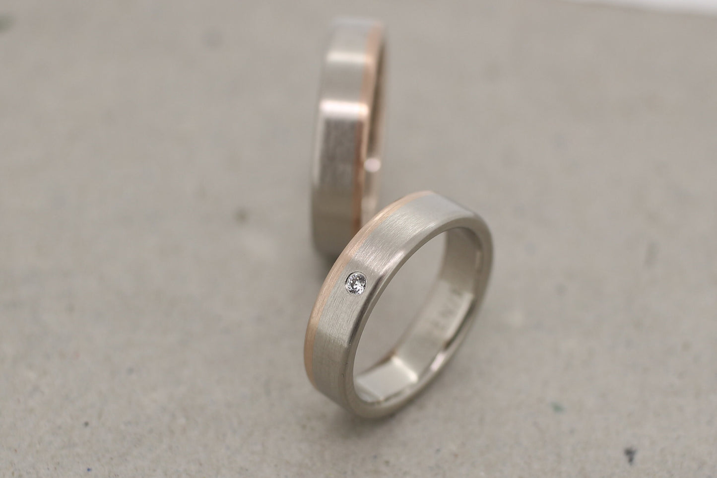 schlichte Eheringe, gerade kantig Weißgold und Rosegold mit Brillant