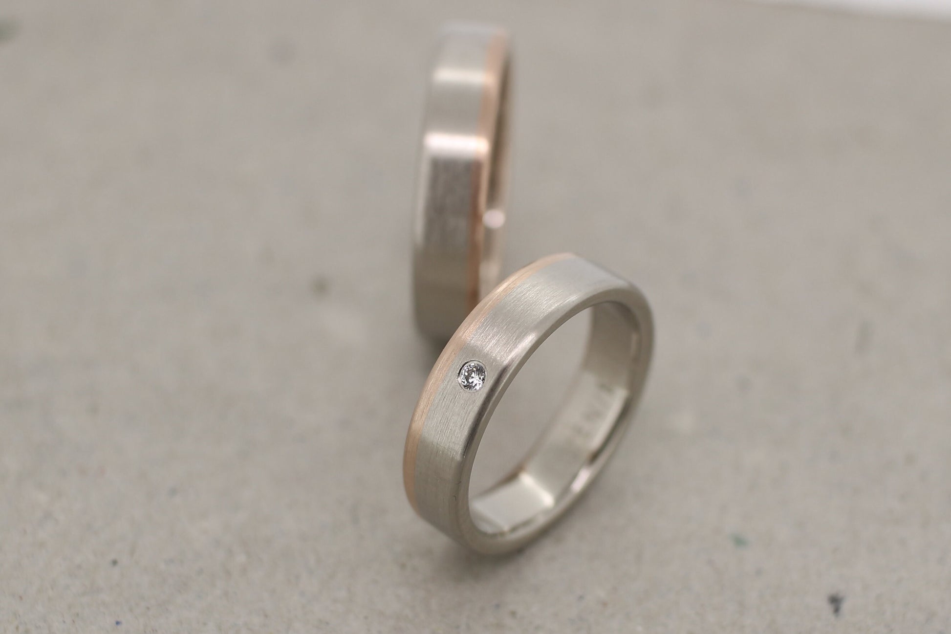 schlichte Eheringe, gerade kantig Weißgold und Rosegold mit Brillant
