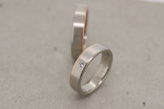 schlichte Eheringe, gerade kantig Weißgold und Rosegold mit Brillant