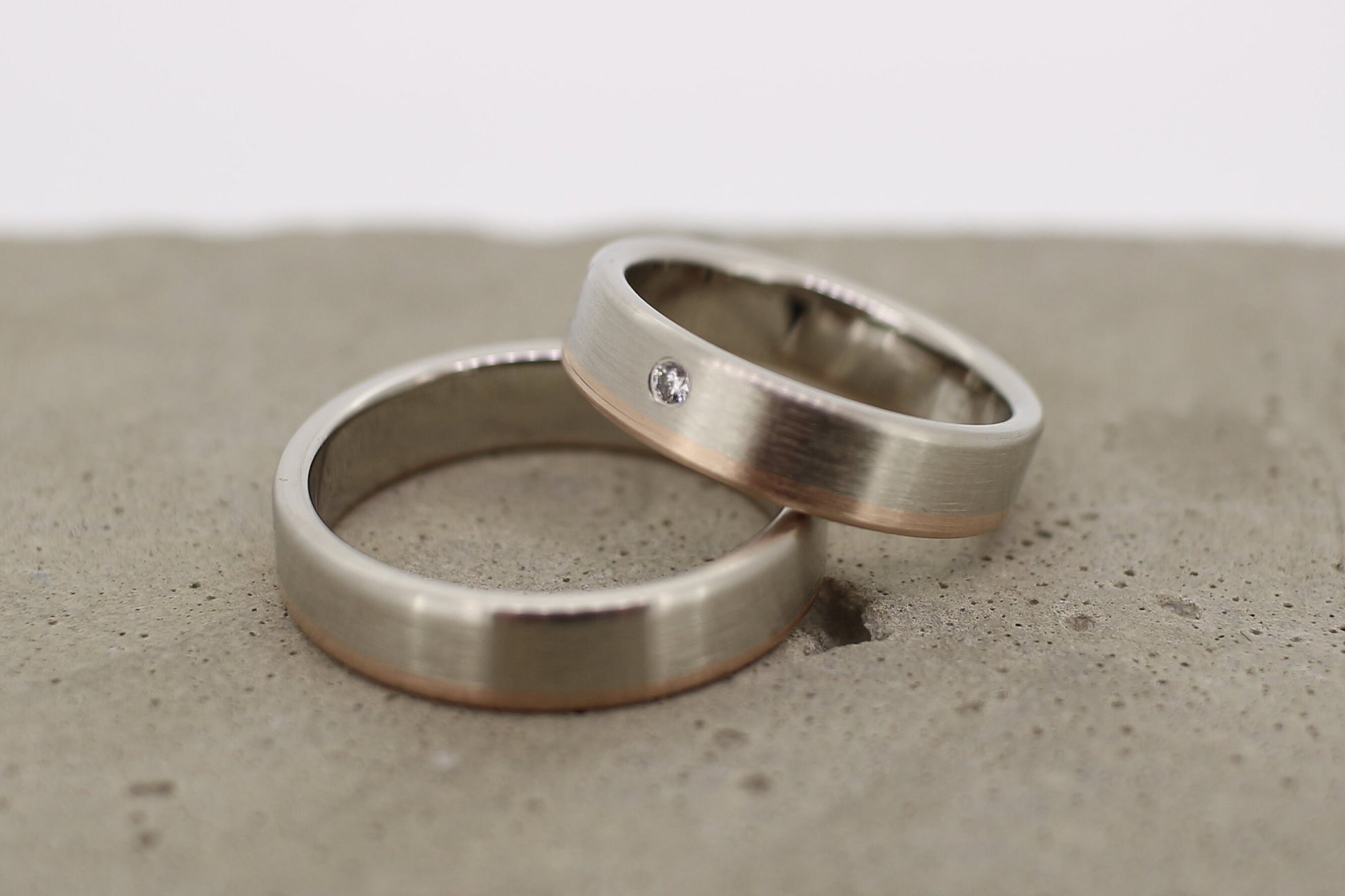 schlichte Eheringe, gerade kantig Weißgold und Rosegold mit Brillant