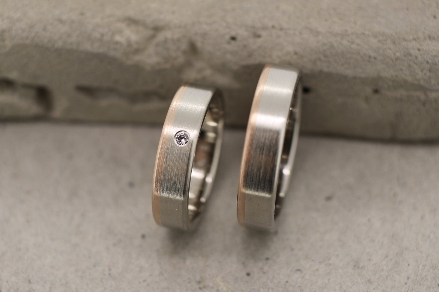 schlichte Eheringe, gerade kantig Weißgold und Rosegold mit Brillant