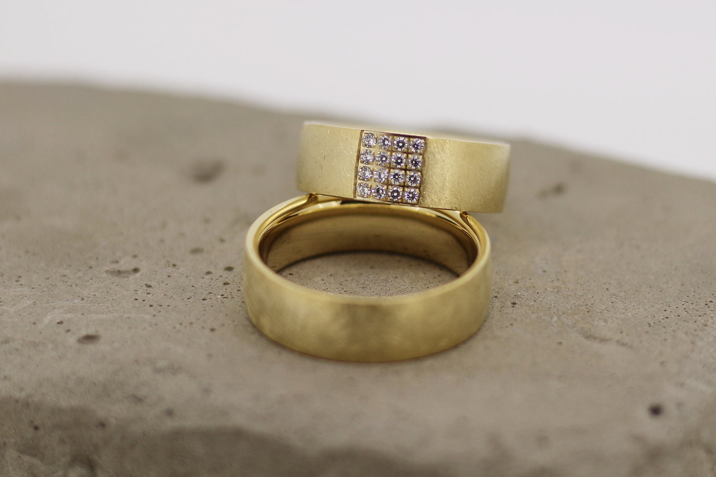 Klassische breite Eheringe in Gelbgold Damenring mit 16 Brillanten im Carree gefasst