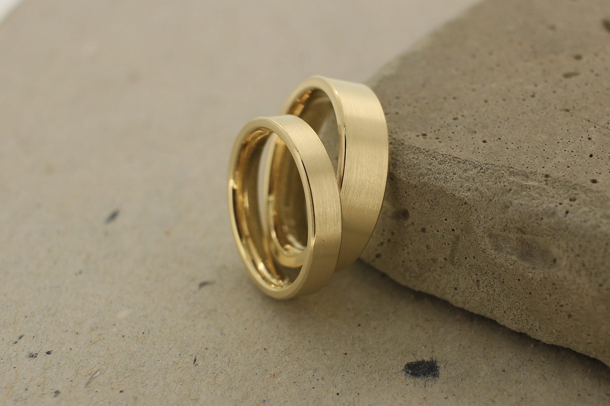 gerade schlichte Eheringe Gelbgold kantig flächig matt Goldschmiede Trauringe Hamburg Ina Stehle Ina Miret