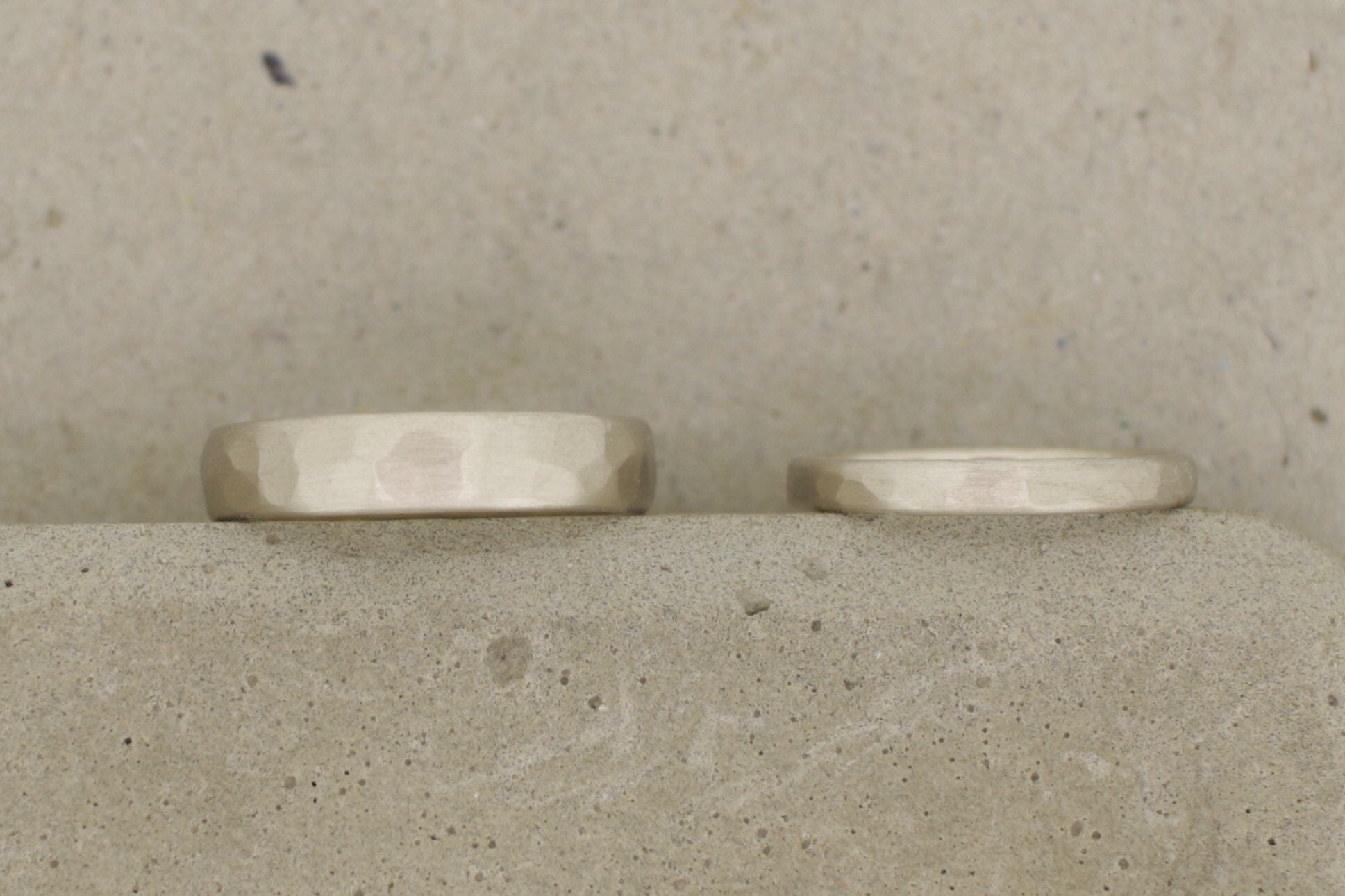 Eheringe Weißgold gehämmert oval Trauringe Struktur Hammerschlag glänzend 585 333 750 schmal breit klassisch Hamburg Ina Stehle Ina Miret