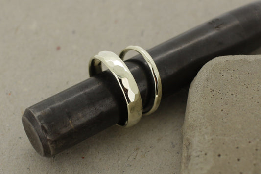 Eheringe Weißgold gehämmert oval Trauringe Struktur Hammerschlag glänzend 585 333 750 schmal breit klassisch Hamburg Ina Stehle Ina Miret