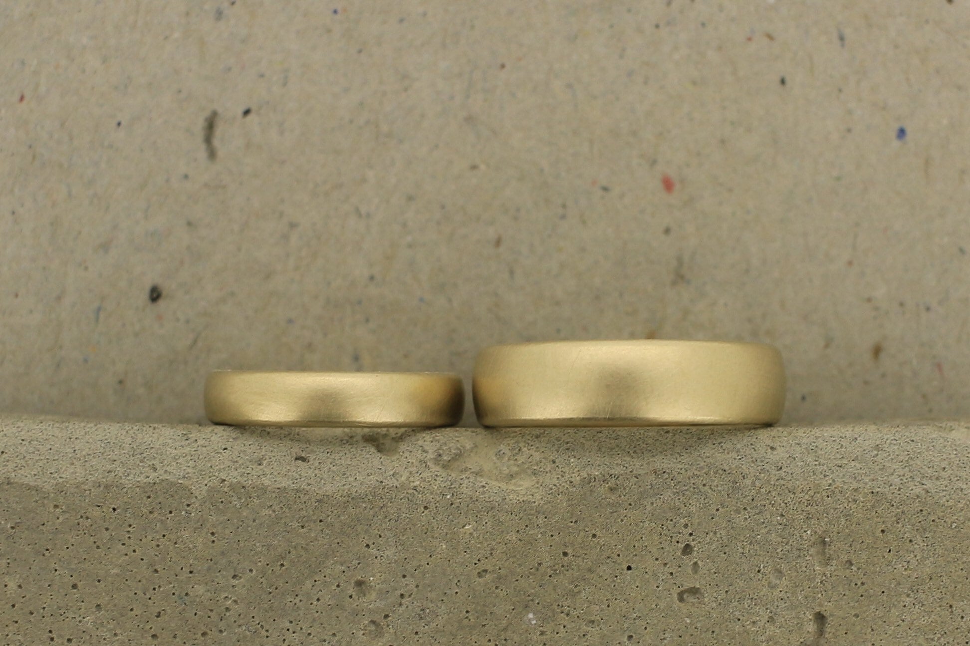 Eheringe Gelbgold schmal und breit klassisch oval gerundet matt Ina Stehle Goldschmiede Hamburg Ina MiretHochzeit Trauringe