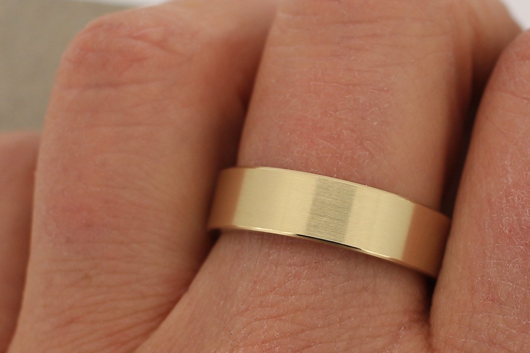 gerade schlichte Eheringe Gelbgold kantig flächig matt Goldschmiede Trauringe Hamburg Ina Stehle Ina Miret