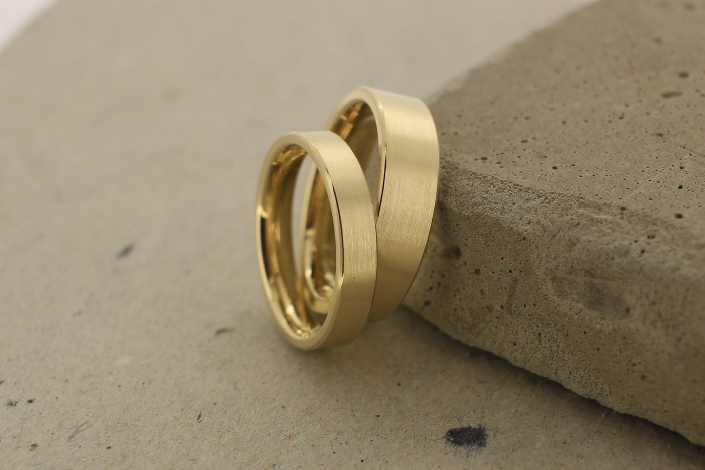 gerade schlichte Eheringe Gelbgold kantig flächig matt Goldschmiede Trauringe Hamburg Ina Stehle Ina Miret