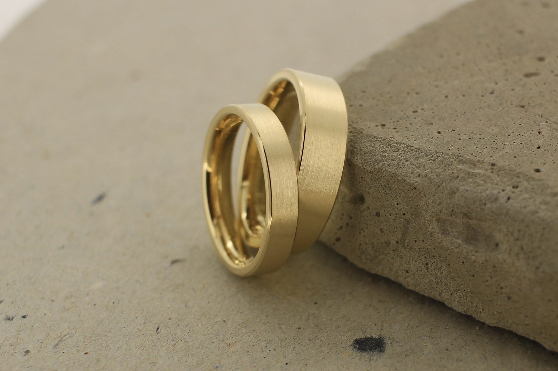 gerade schlichte Eheringe Gelbgold kantig flächig matt Goldschmiede Trauringe Hamburg Ina Stehle Ina Miret