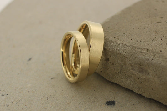 gerade schlichte Eheringe Gelbgold kantig flächig matt Goldschmiede Trauringe Hamburg Ina Stehle Ina Miret