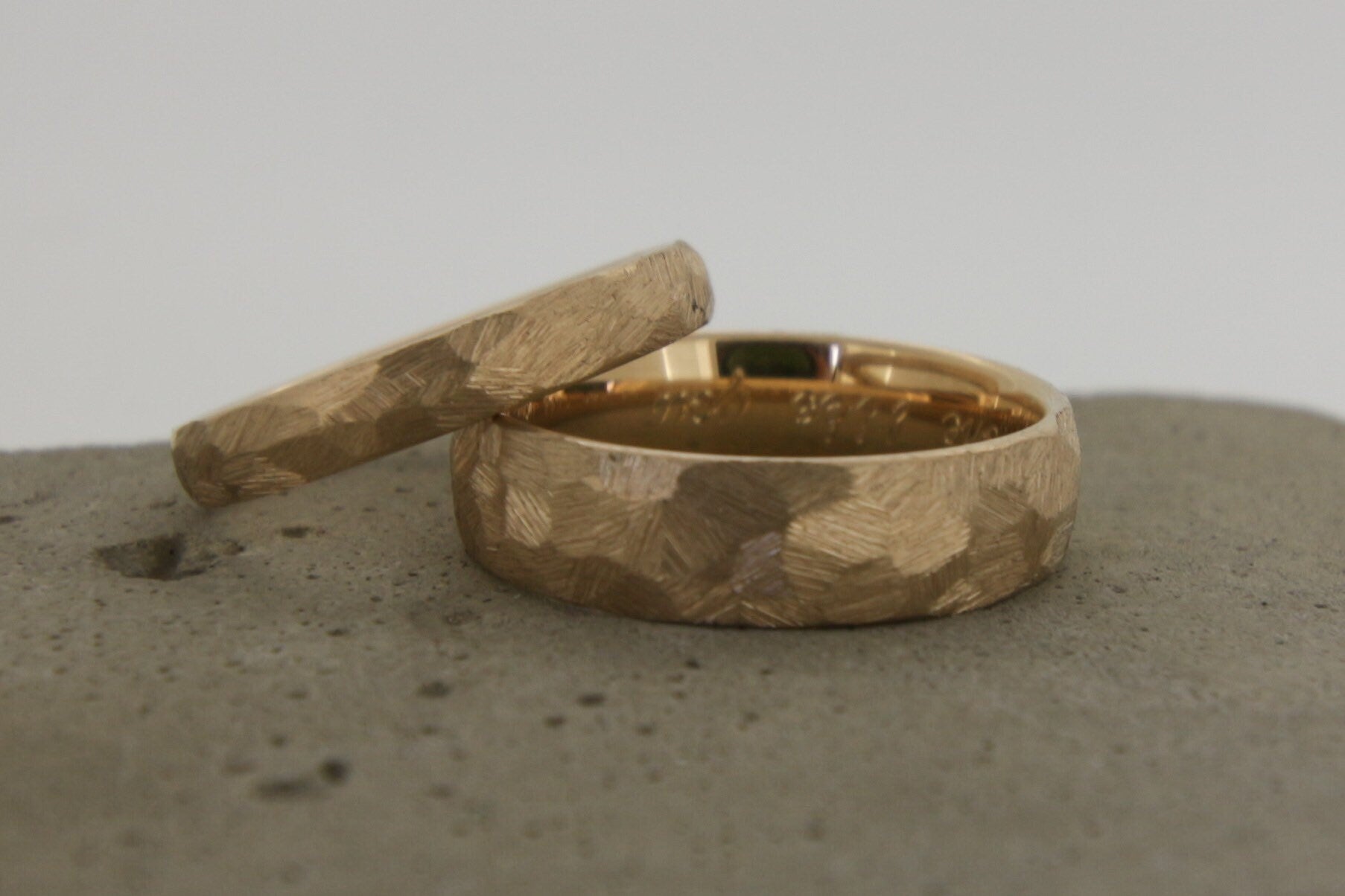 Eheringe aus Rosegold mit Struktur. Trauringe von Goldschmied Hamburg