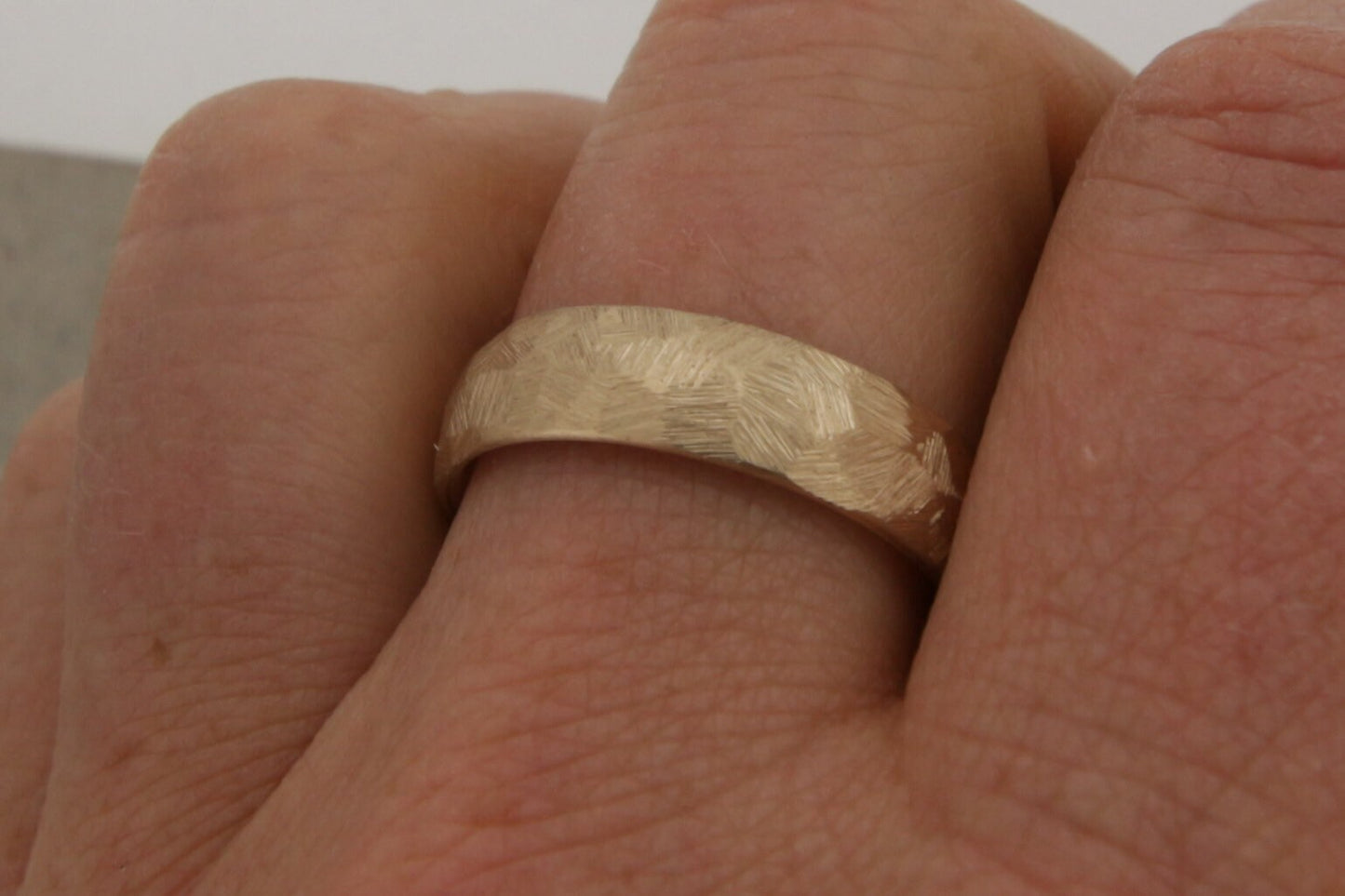 Eheringe aus Rosegold mit Struktur. Trauringe von Goldschmied Hamburg