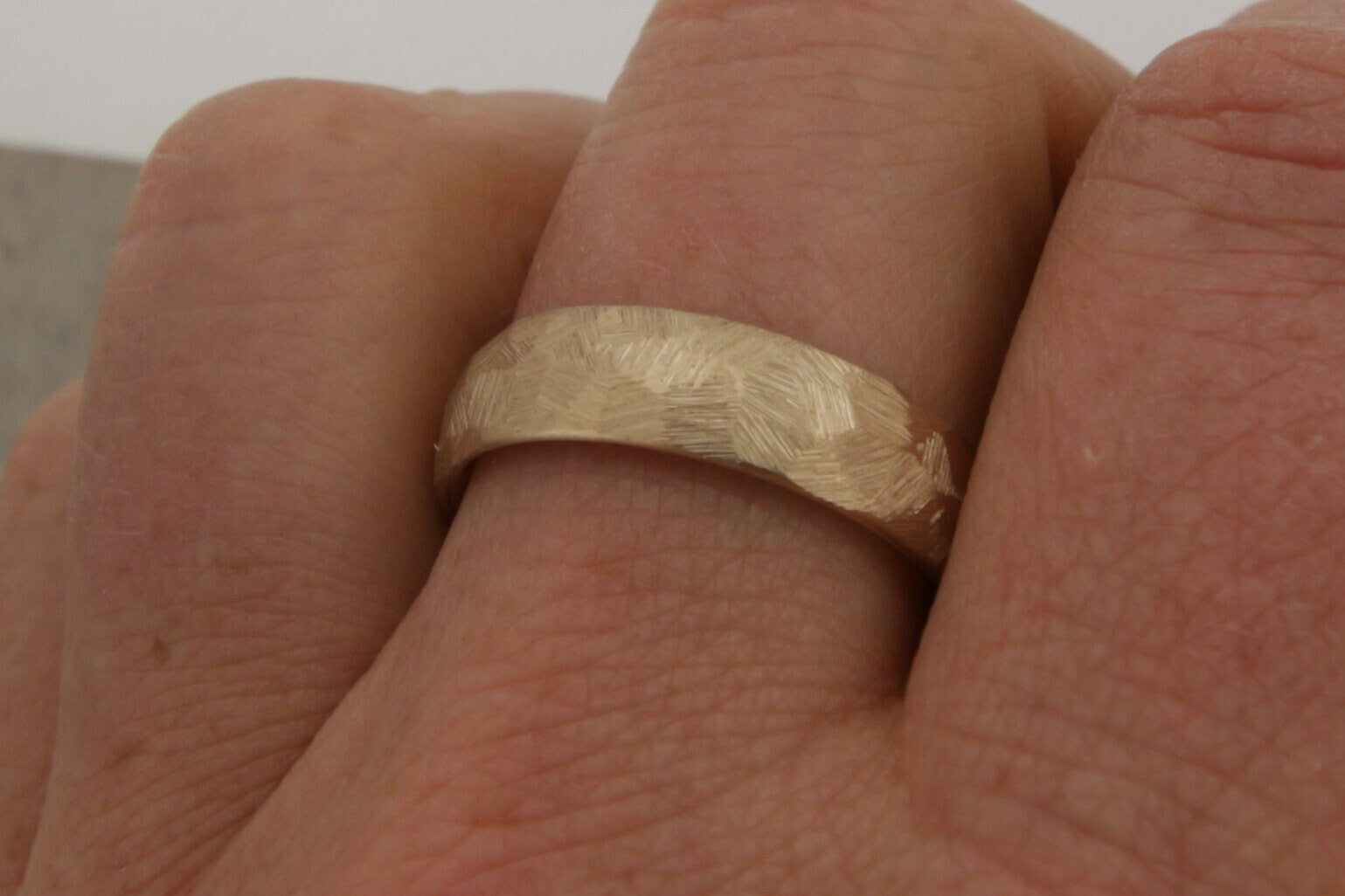 Eheringe aus Rosegold mit Struktur. Trauringe von Goldschmied Hamburg