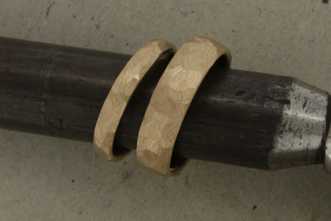 Eheringe aus Rosegold mit Struktur. Trauringe von Goldschmied Hamburg