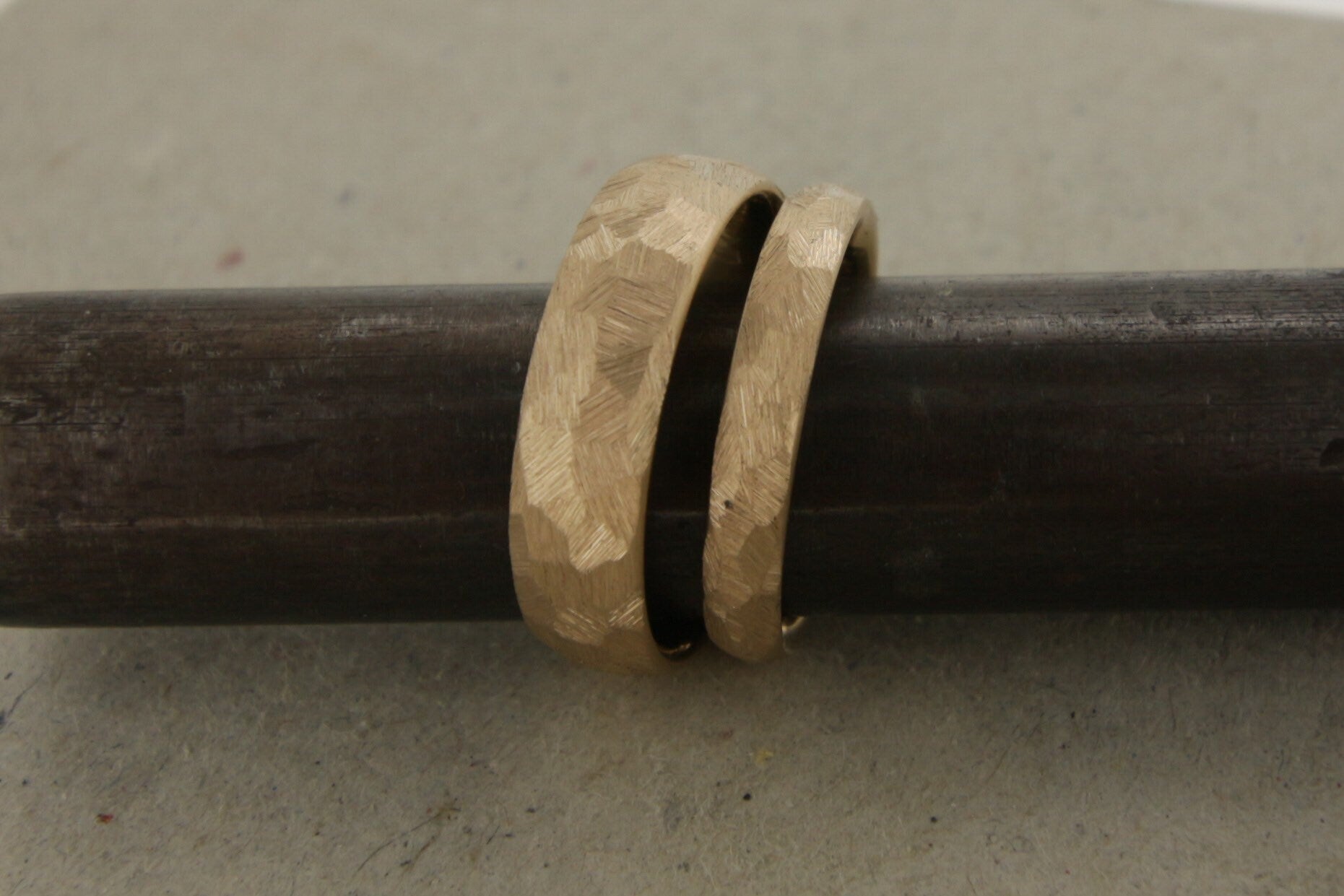 Eheringe aus Rosegold mit Struktur. Trauringe von Goldschmied Hamburg