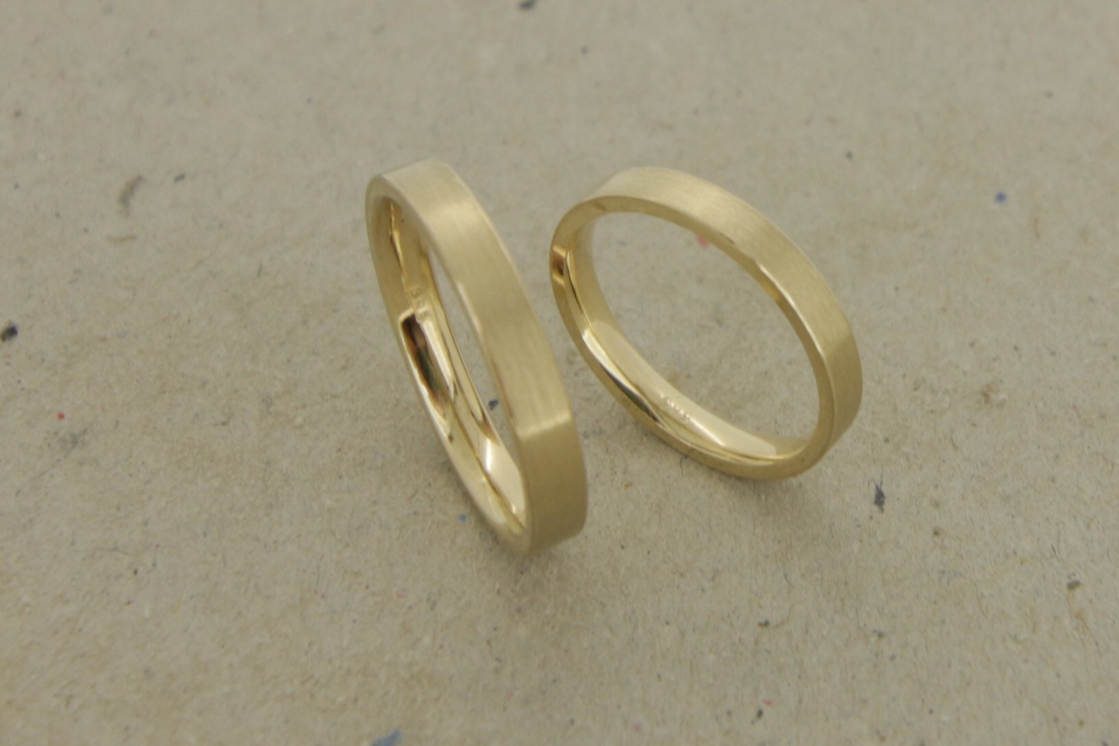Eheringe Gelbgold gerade und eckig gearbeitet in 585 Gelbgold 2,5 mm und 3 mm