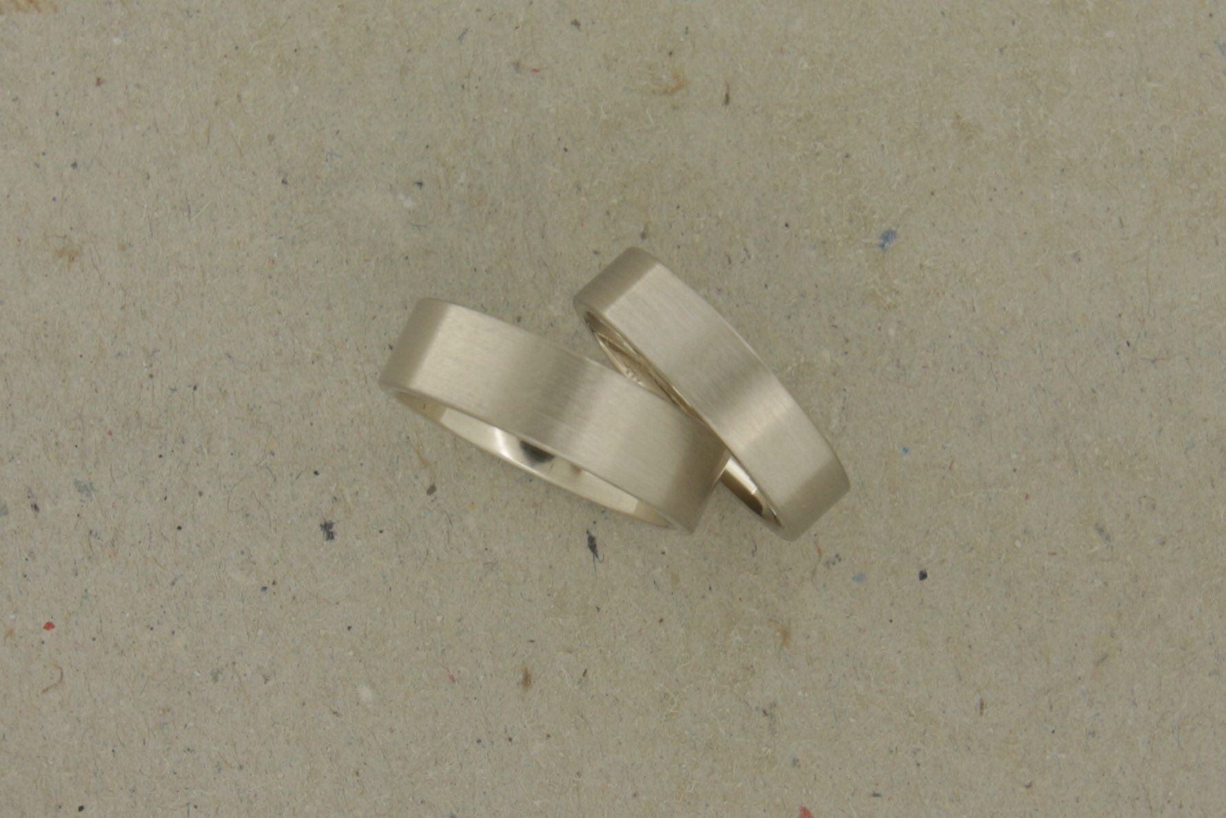Kantige matte Eheringe aus nachhaltigem Weißgold