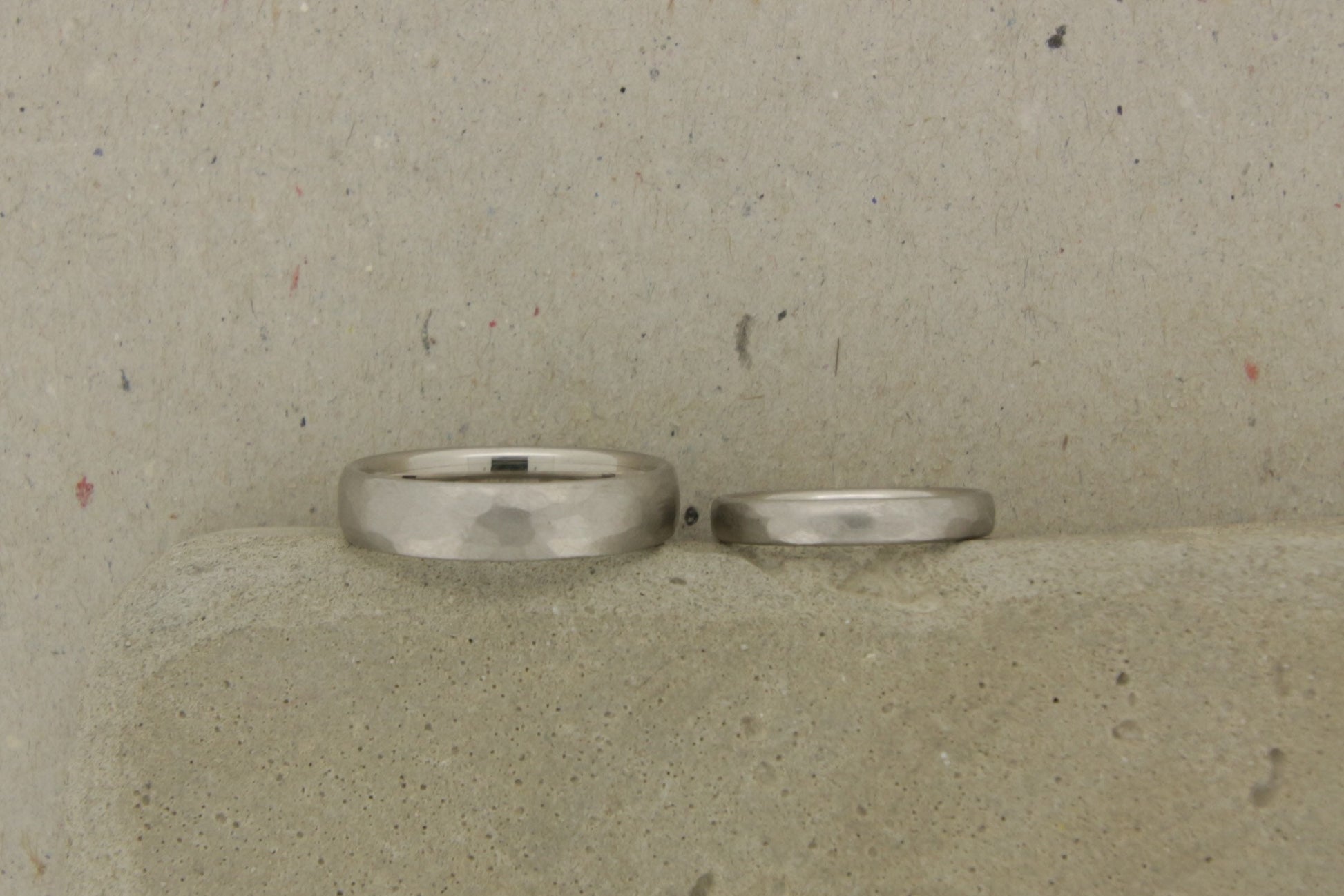 Dunkelgraues Edelmetall