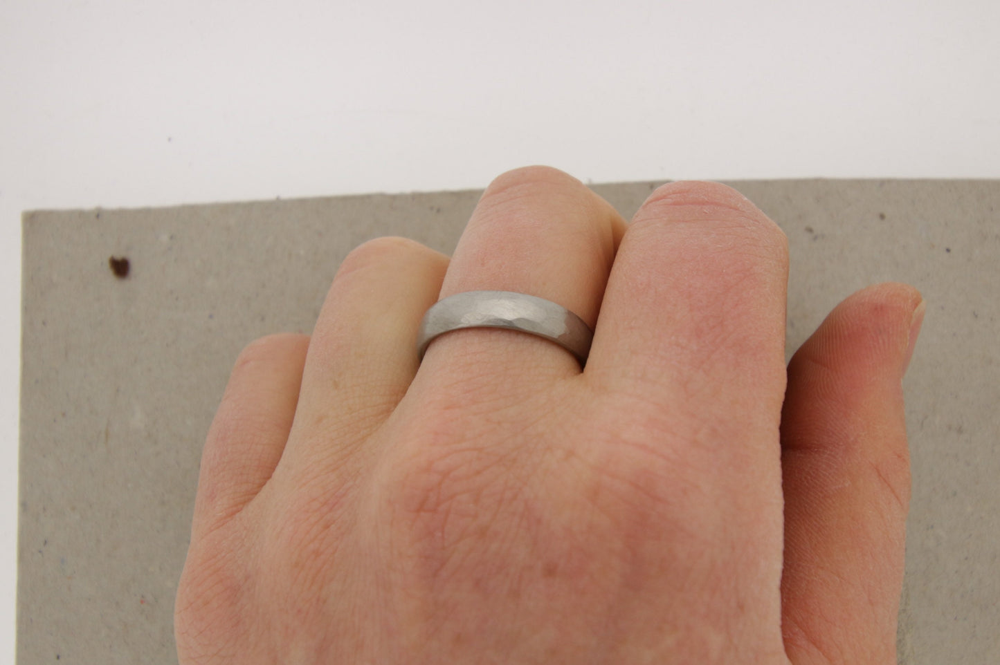 Breiter Palladiumring am Finger