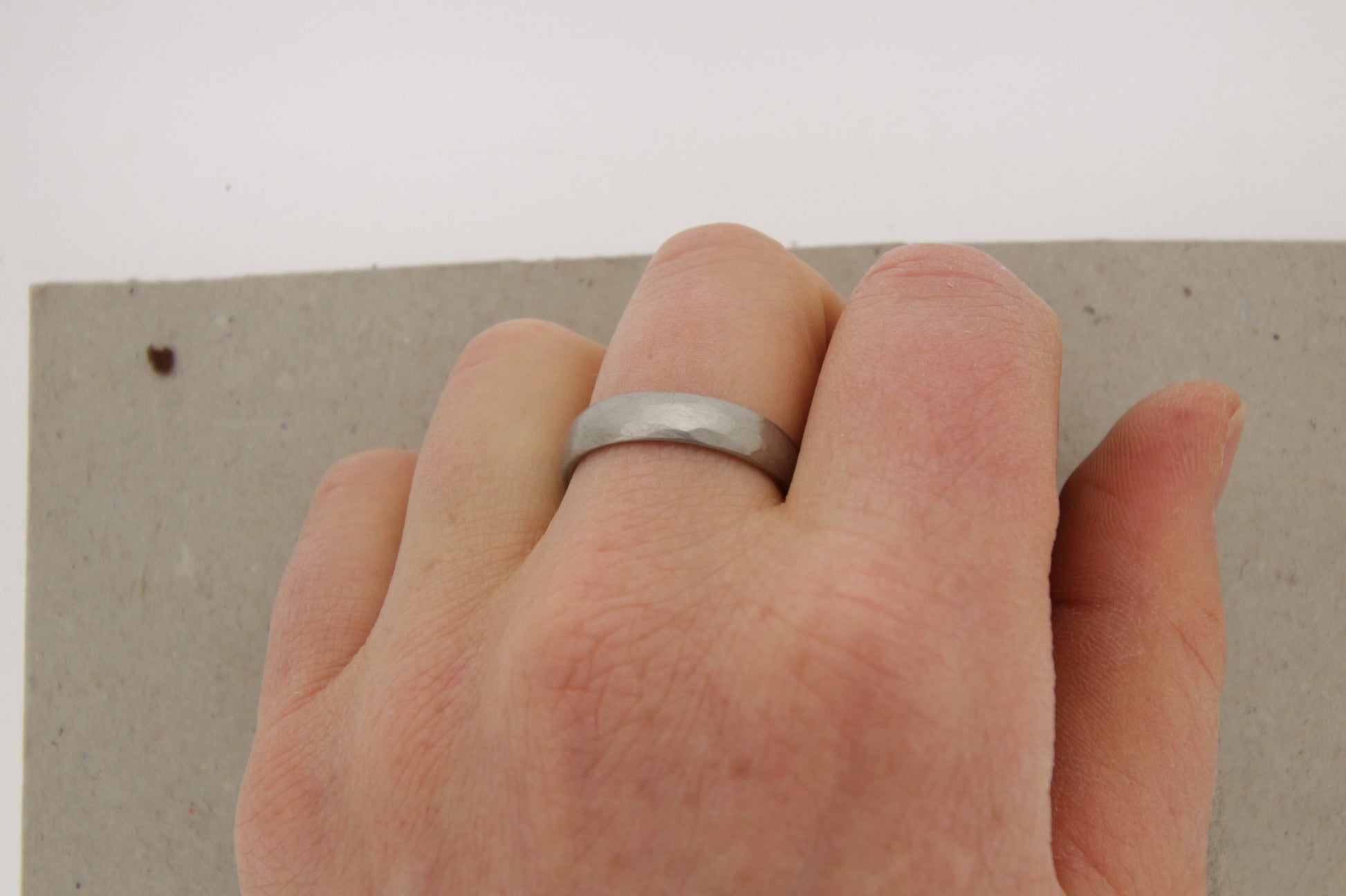 Breiter Palladiumring am Finger