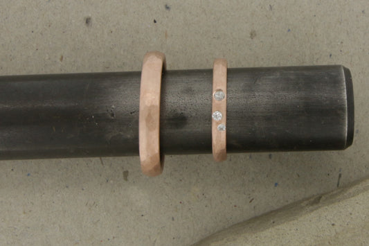 Eheringe aus Rotgold mit 3 Brillanten inklusive Hammerschlag