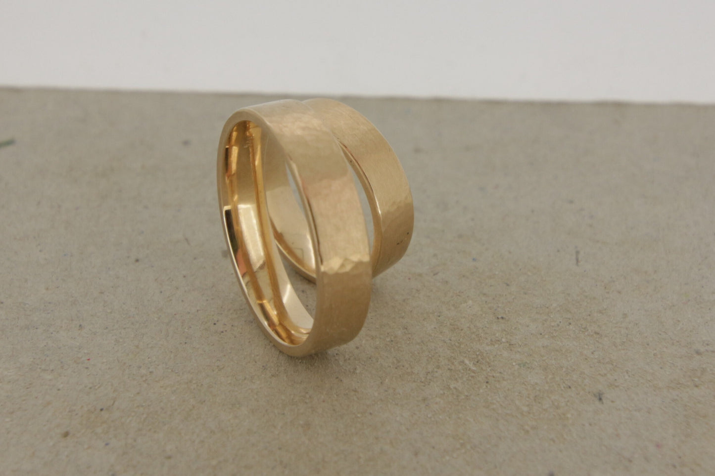 Schlichte kantige Eheringe mit Hammerschlag aus Roségold, recycelt, Fairtrade Gold