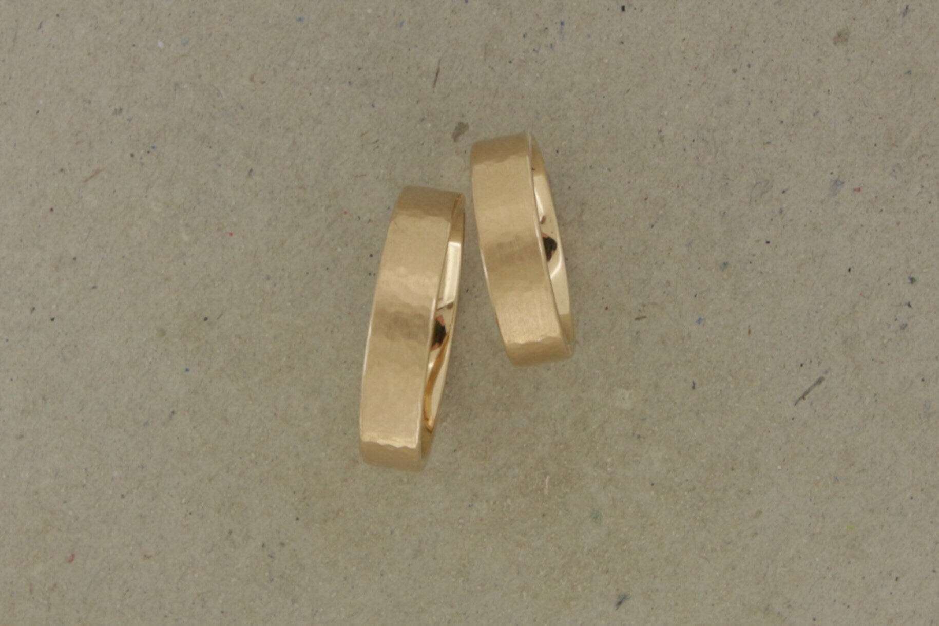Schlichte kantige Eheringe mit Hammerschlag aus Roségold, recycelt, Fairtrade Gold
