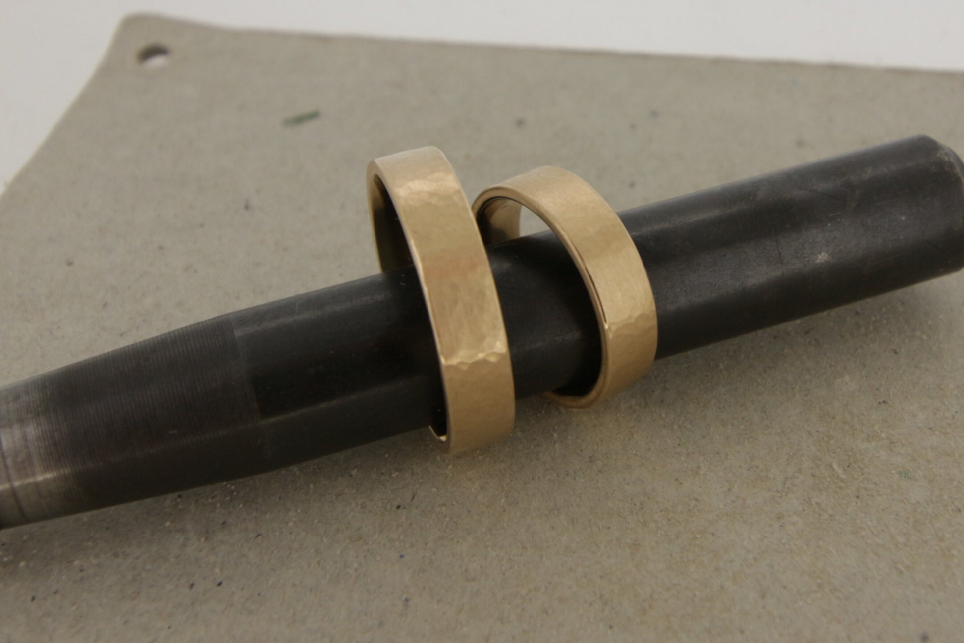 Schlichte kantige Eheringe mit Hammerschlag aus Roségold, recycelt, Fairtrade Gold