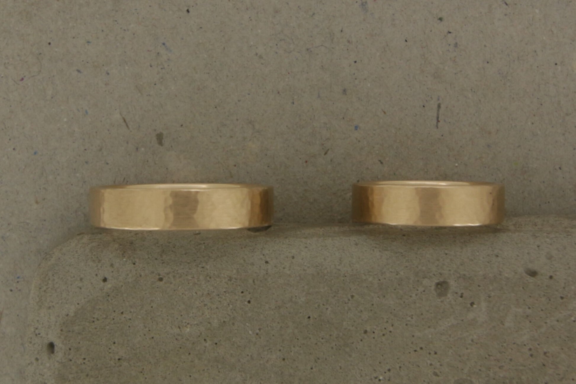 Schlichte kantige Eheringe mit Hammerschlag aus Roségold, recycelt, Fairtrade Gold