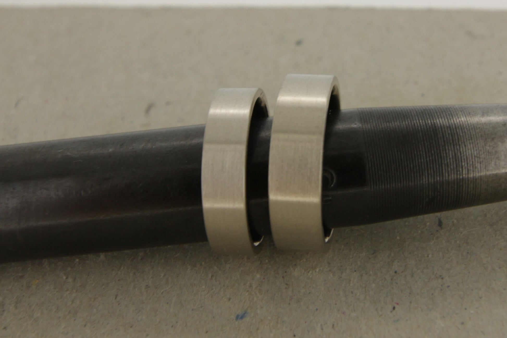 Kantige matte Eheringe aus nachhaltigem Weißgold