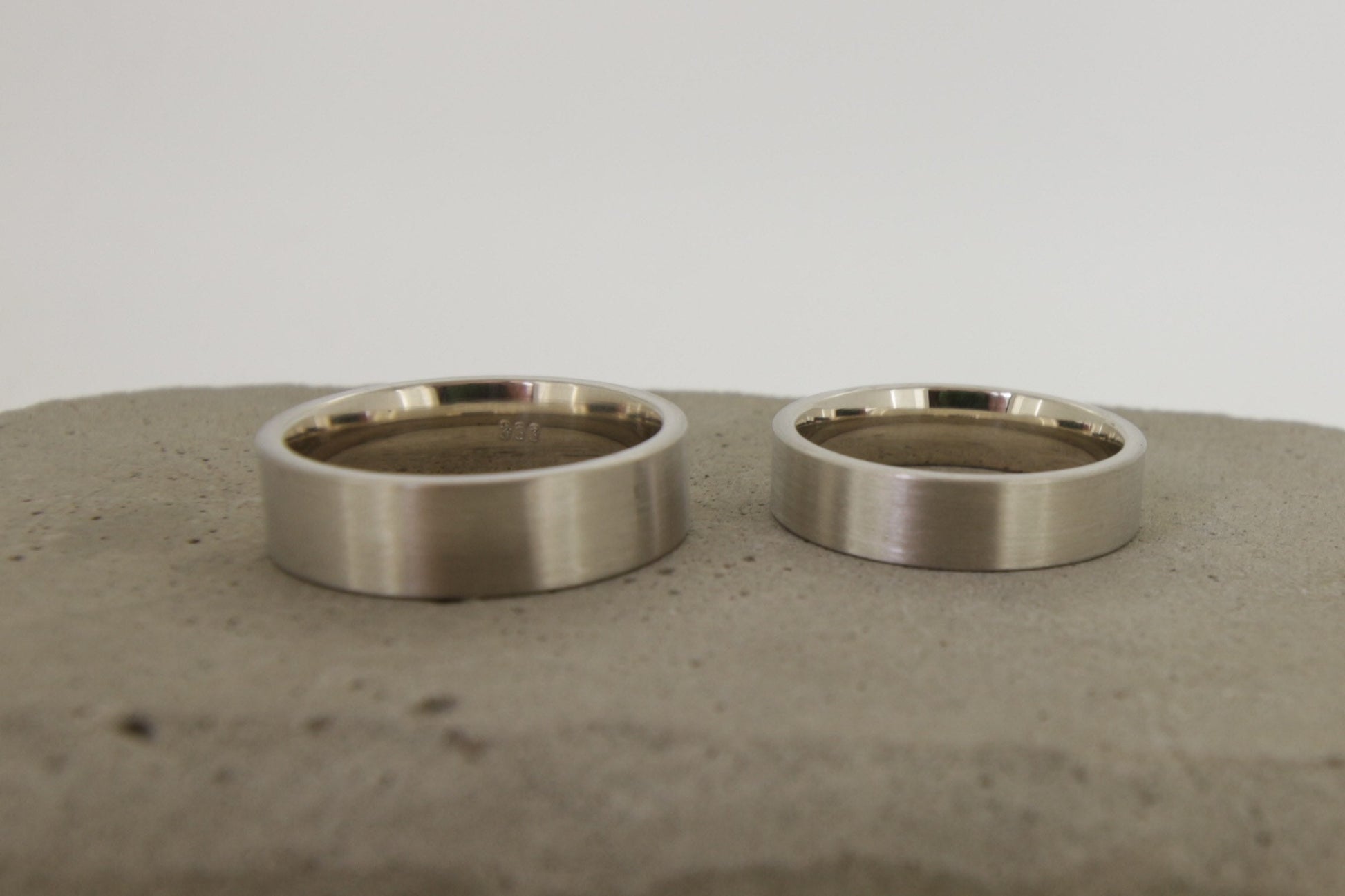 Kantige matte Eheringe aus nachhaltigem Weißgold